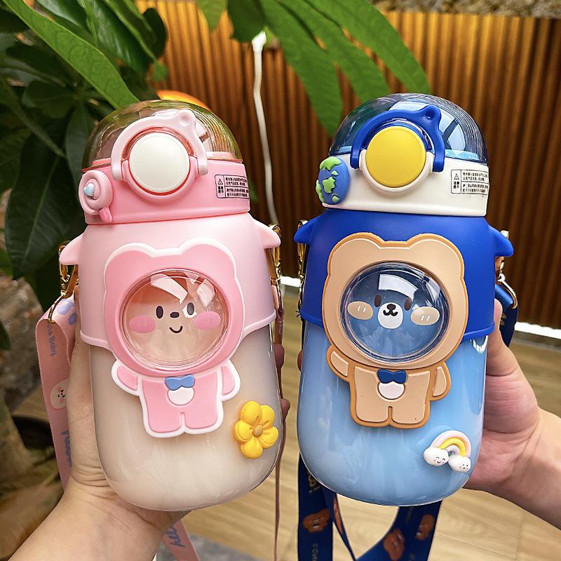 Детская бутылка для воды с соломинкой, летняя высокотемпературная наклейка, милая пластиковая чашка для воды, портативная студенческая девушка на открытом воздухе