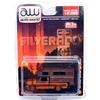 Auto World Масштаб 1:64 Auto World 1/64 Ограниченная серия MiJo - Пикап Chevrolet Silverado 1983 года с жилым модулем