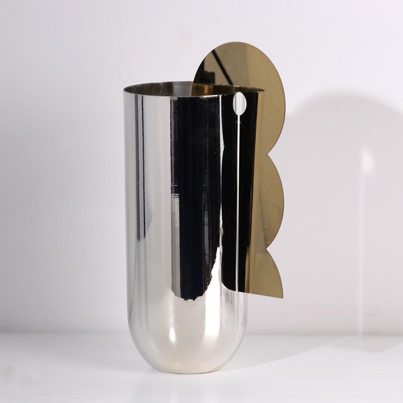 Простая современная геометрическая металлическая ваза для гостиной, высококачественный художественный дизайн, цветочный контейнер, модель комнаты, мягкие украшения, украшения