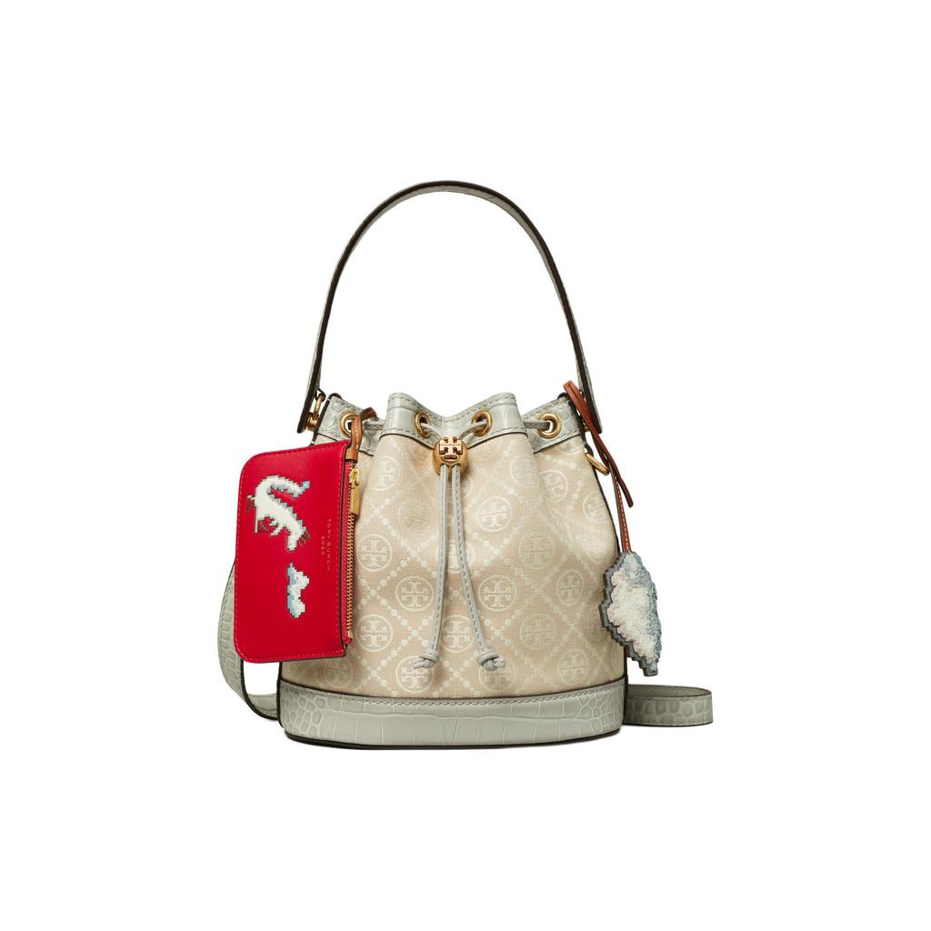 Tory Burch Сумка-ведро из ткани и кожи с декоративным съемным кулоном и завязкой, коллекция T Monogram Year Of The Dragon 159232-020