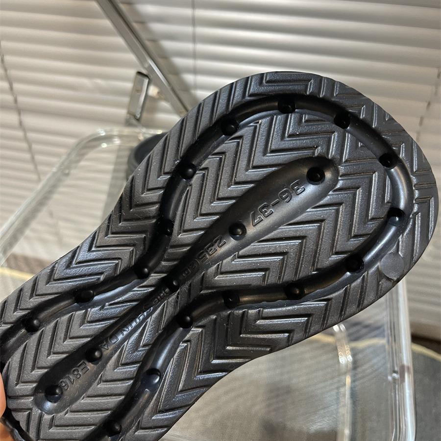 Новые летние уличные шлепанцы женские летние толстоподошвенные крутые тапочки