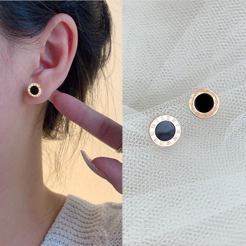 Классические модные серьги-пусеты из титановой стали с 18-каратным золотым покрытием, простые круглые серьги с римскими цифрами для мужчин и женщин, новые серьги 2025 года