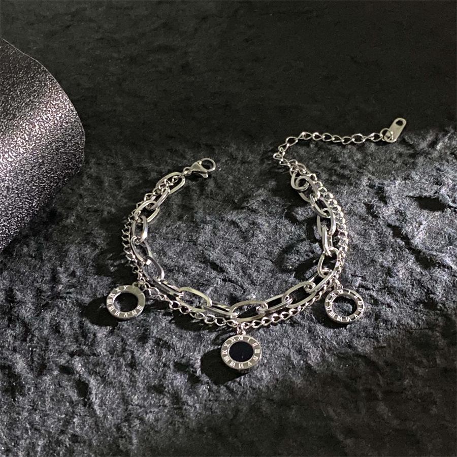 Двухслойный титановый браслет в европейском и американском хип-хоп стиле с римскими цифрами и подвеской в виде четырехлистного клевера