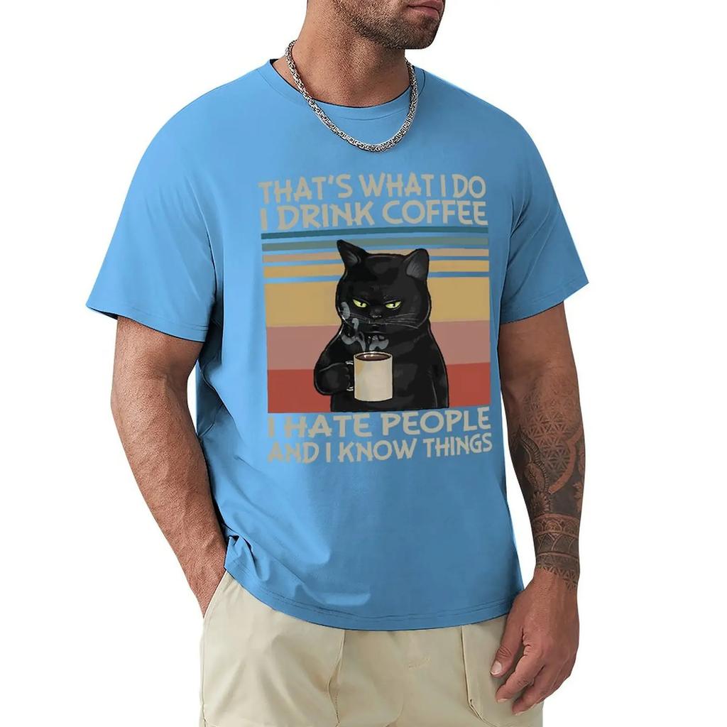 Вот что я делаю Я пью кофе Ненавижу людей И я знаю вещи Кот Винтажная футболка Футболки Футболки для мужчин