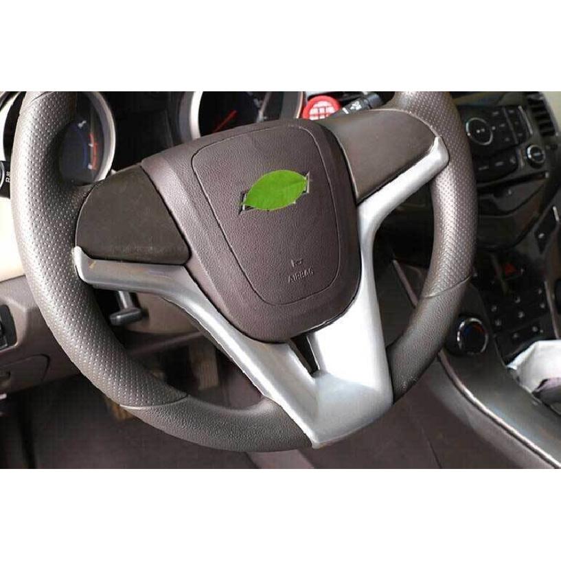 Серебристая декоративная накладка на руль для Chevrolet Cruze 2010-2015 1 шт.
