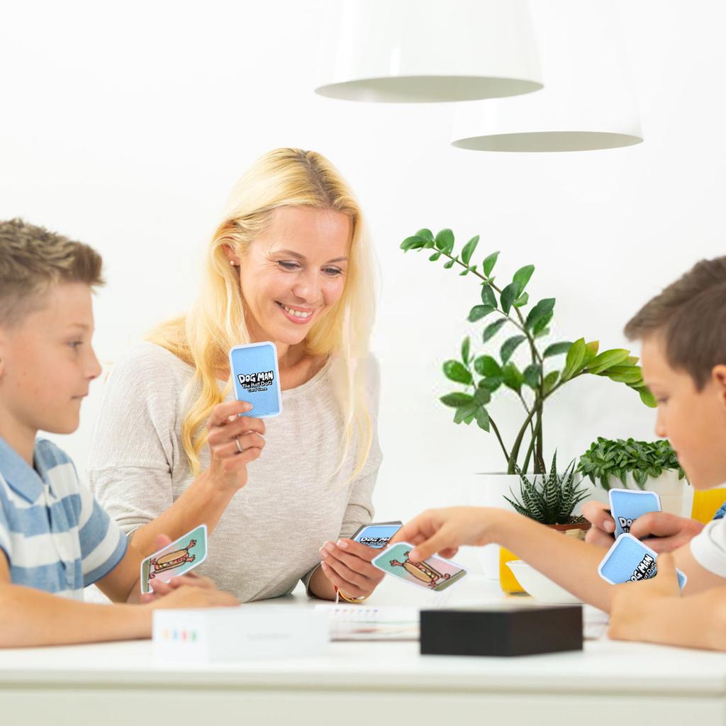 Быстрая и безумная коллекционная игра для детей с иллюстрациями из книг. Для игроков от 6 лет и старше.