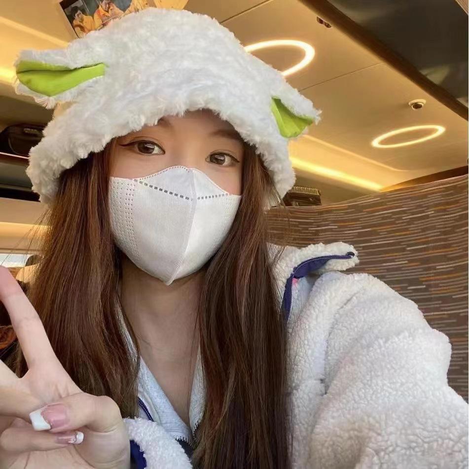 Зимняя ветрозащитная женская вязаная шапка с защитой ушей - Милый дизайн с медвежонком