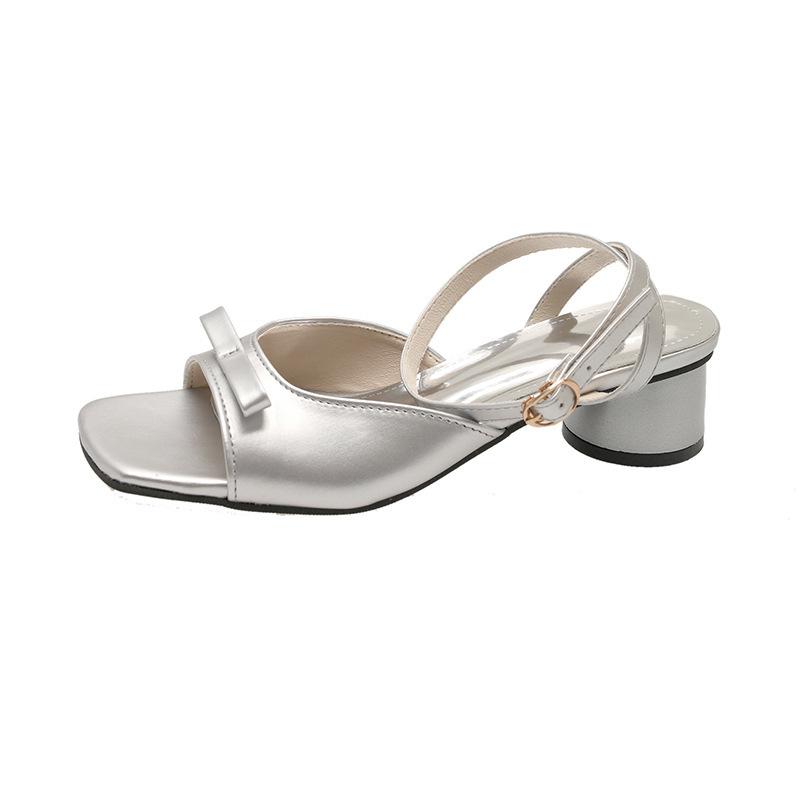 Французский вечерний ветер толстый каблук крутые тапочки женские летние носить высокое чувство 2024 новый сказочный стиль модные сандалии на ремешках женские