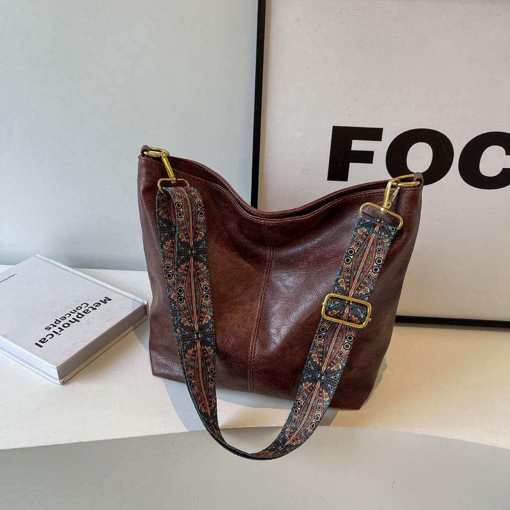 Женская сумка кроссбоди большой вместимости - Весна/Лето 2023 Ретро сумка-ведро с широким ремнем и высококачественной текстурой