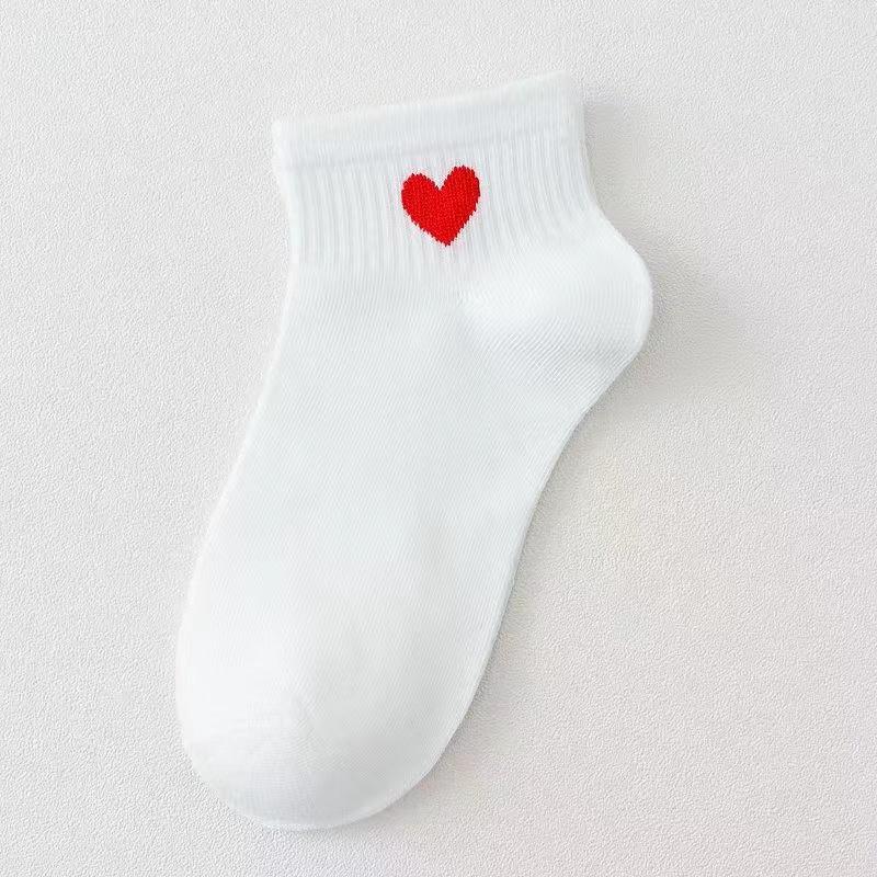 Прекрасные хлопковые носки с сердечками Женские летние модные черные белые спортивные короткие носки для девочек Милый стиль Низкие носки-лодочки