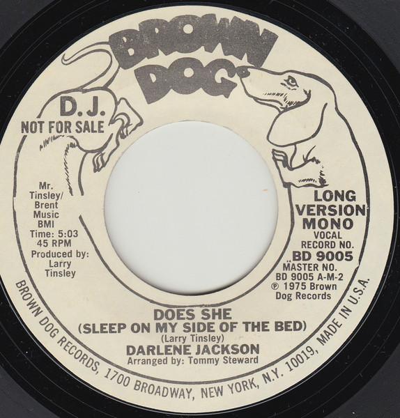 7-дюймовая пластинка DARLENE JACKSON - Does She (Спи на моей стороне кровати B BD9005PROMO Коричневая Собака Recor 1975 США Соул/Фанк Б/у