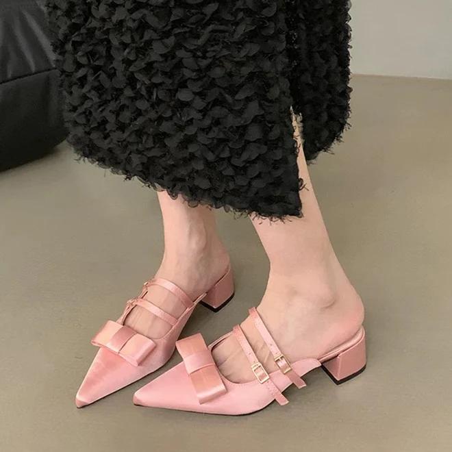 Розовые тапочки с острым носком и бантом, женские милые элегантные туфли на среднем каблуке с открытой пяткой, женские весенние новые туфли-лодочки для вечеринок и банкетов