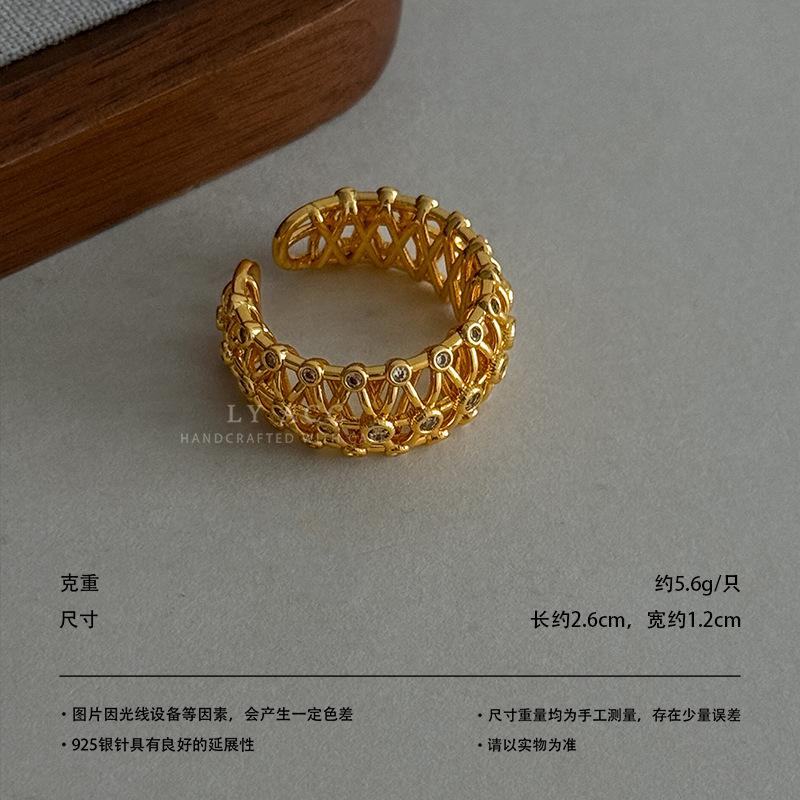 Vintage court hollow wreath C ring earrings medieval weaving gold engraved diamond earrings French light luxury versatile earrings