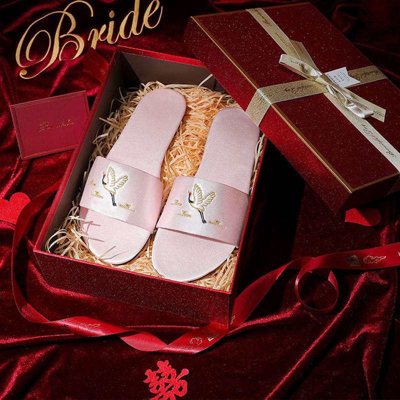Свадебные тапочки для подружки невесты с вышивкой Свадебные шелковые красные тапочки Свадебный утренний халат невесты в сочетании с женской обувью