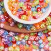50 шт./лот 7 мм цветной фон белые буквы свободные бусины DIY ремесла кулон ожерелье браслет ювелирный аксессуар