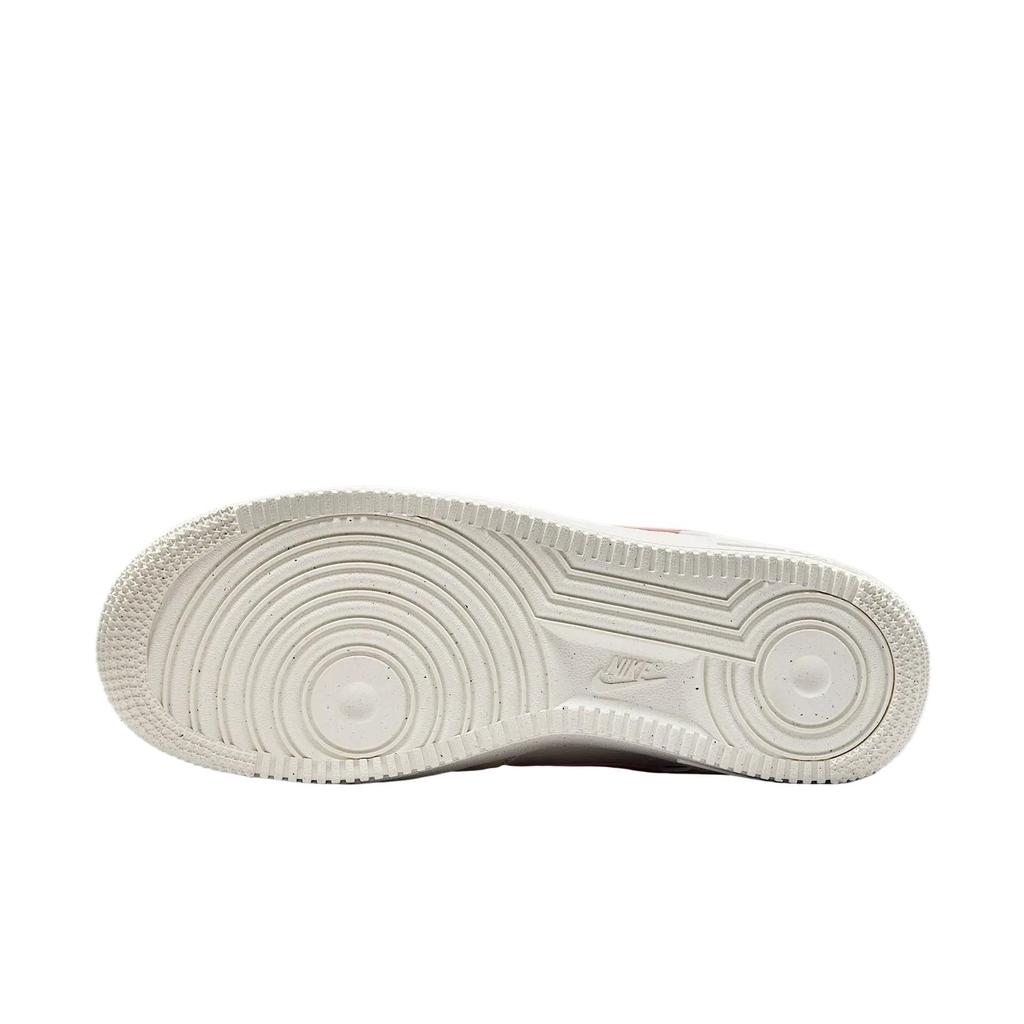 Nike Кроссовки женские Air Force 1 07 SE Next Nature Sail Hot Lava кремовые металлик-серебристые DV3808-110