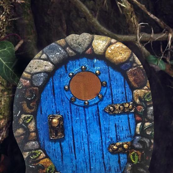 Дверь сказочного дома Модная прекрасная экологически чистая садовая скульптура Ручная работа Тонкая текстура Дверь сказочного дома Дверь сказочного дома Украшения для патио