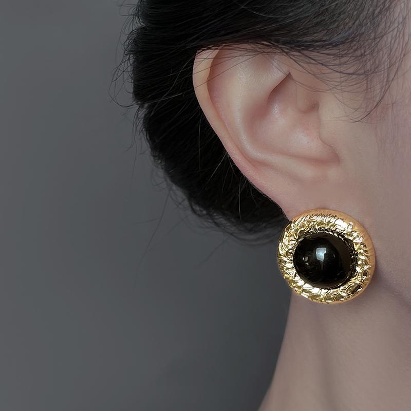 2026 Vintage Relief Black Stone Stud Earrings for Women Chic Retro Round Earings Minimalist Elegent Classic Jewelry Daily Wear