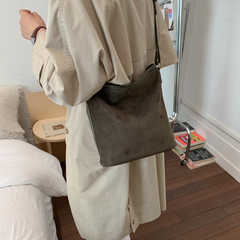 Сумка большой вместимости женская 2025 новая осень и зима высококлассная ретро сумка-тоут для通勤 на одном плече через плечо сумка-ведро