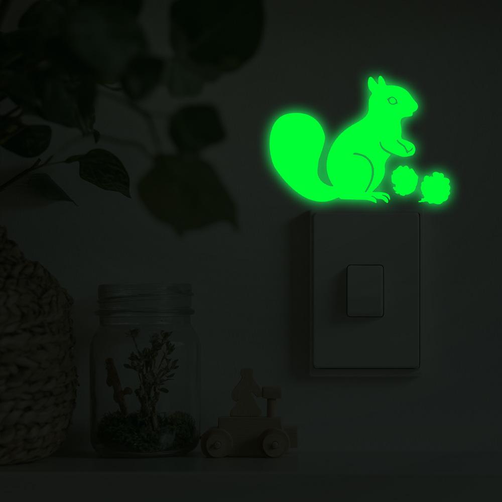Fun-yg004 Светящаяся в темноте шишка белки для спальни, гостиной, входной выключатель с наклейками на стену в стиле домашнего ландшафта