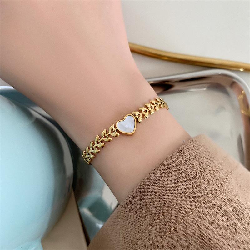 Original Design Exquisite Heart-Shaped White Mother-of-Pearl Bracelet, Double-Sided Wearable, 18K Gold Plated Titanium Steel for Women
