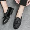 Модные мужские кожаные лоферы с кисточками, повседневная обувь для отдыха на природе, модные мужские туфли для вождения, мужские туфли на плоской подошве, свадебные туфли для мужчин
