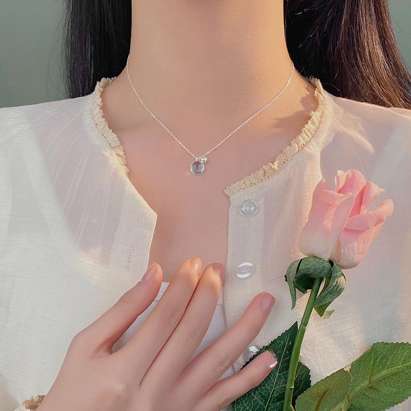 Маленькое свежее светло-морское голубое круглое ожерелье для женщин. Летнее освежающее универсальное украшение на шею.