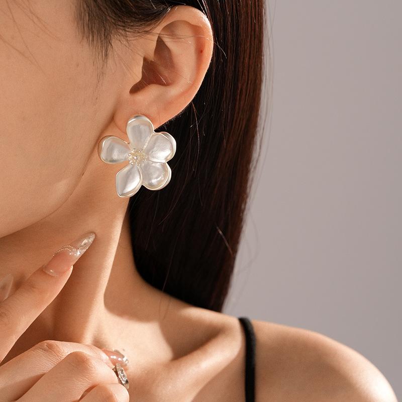 Silver needles irregular stamens five-petaled flower stud earrings simple fashion light luxury earrings high-end versatile earrings