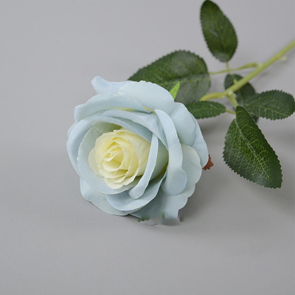 Экономичное и не требующее ухода украшение из роз для свадьбы