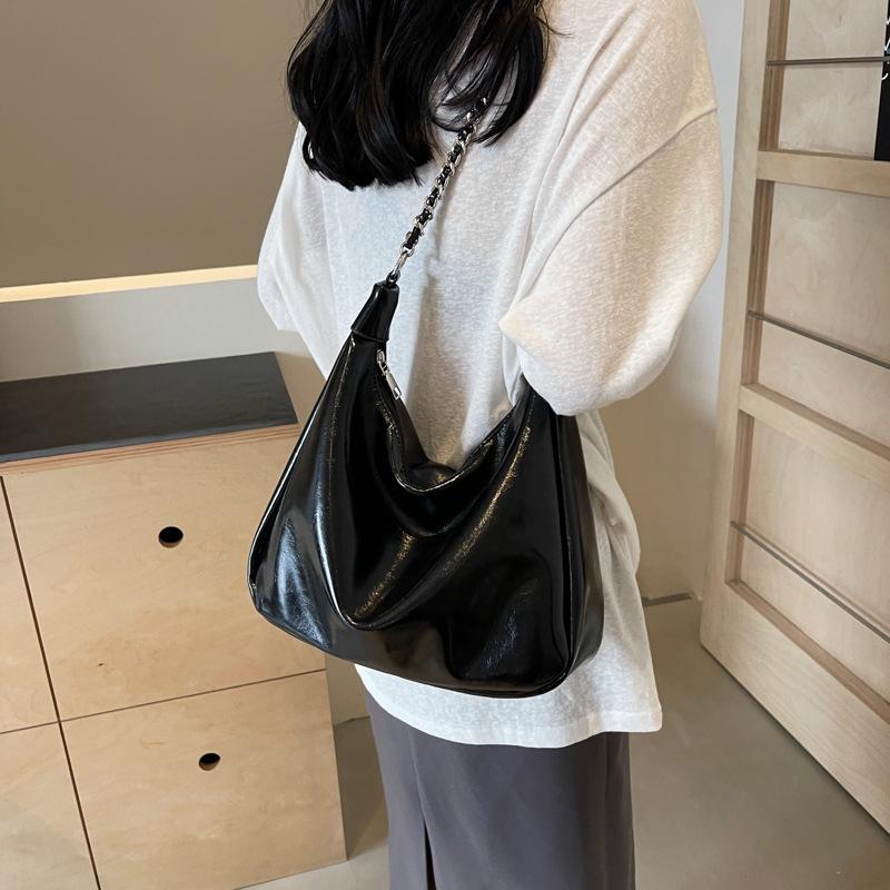 Simple and Fashionable Underarm Bag, Commuter Messenger Bag, Large-capacity Versatile Casual Tote Bag.
