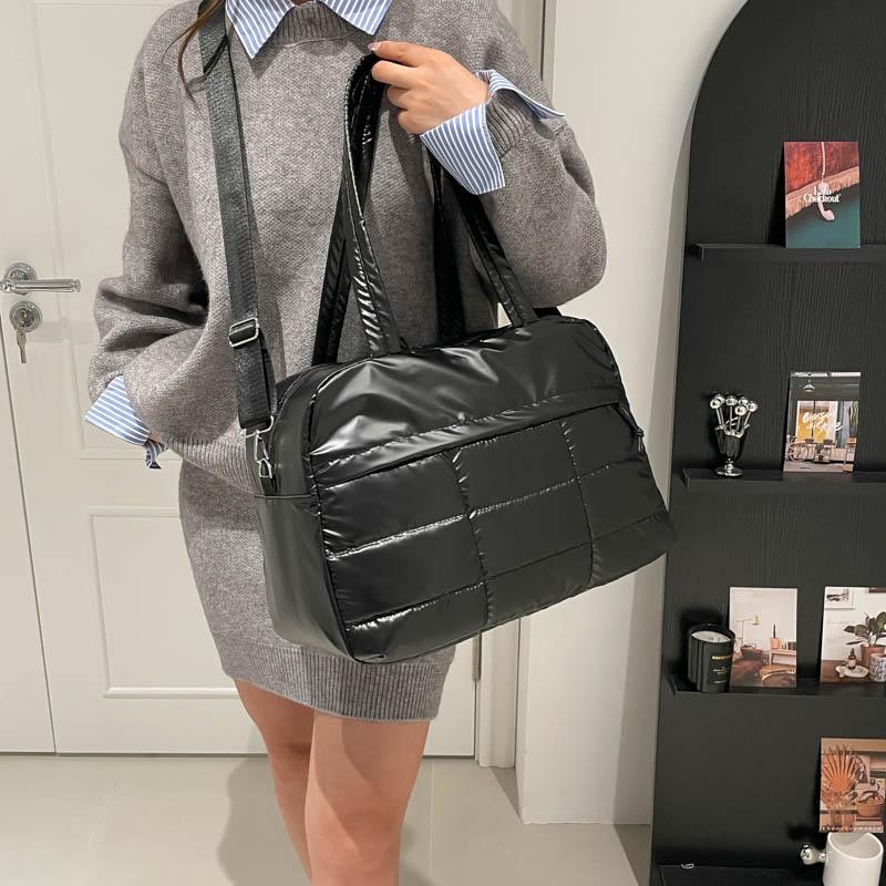 Yogodlns Стеганая однотонная мягкая дорожная сумка, портативная стильная вместительная женская сумка для спорта, работы и повседневного использования