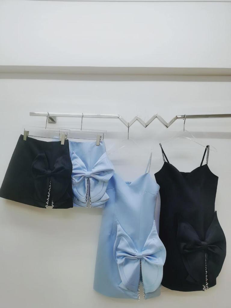 Летняя юбка Shisanhang 2024: Преувеличенный бант, кристаллический акцент, прорезная деталь, короткий стиль