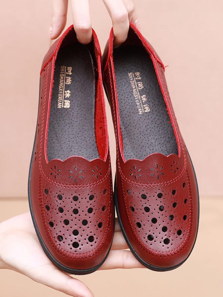 Сандалии Лето Комфорт Баотоу Мягкая Подошва Мамочки Туфли Плоская Подошва Женские Туфли Кожаные Туфли С Отверстиями Обувь Для Среднего и Пожилого Возраста