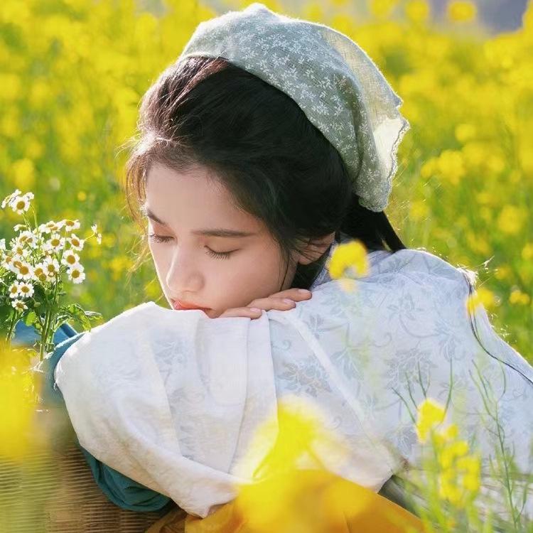 French Lace Triangle Scarf with Beige Floral Design, Retro Headscarf, Hairband, Bag Accent, and All-Match Ribbon Scarf