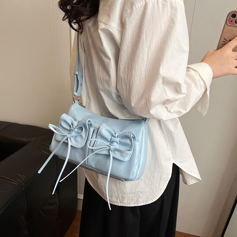 Large capacity bag women's autumn and winter 2025 new fashion niche design shoulder messenger bag commuter underarm small square bag