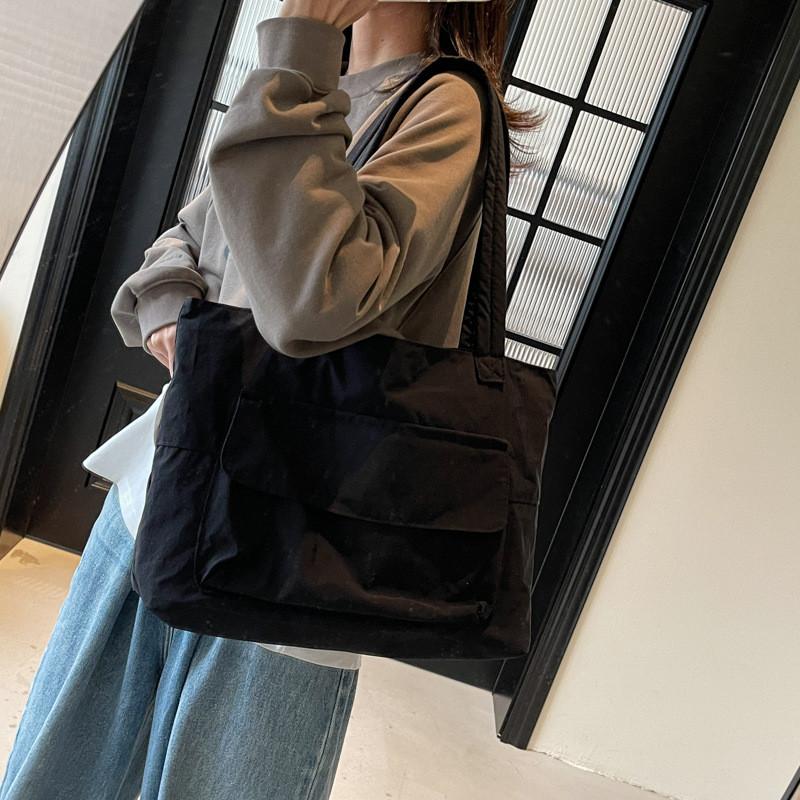 Chic Lightweight Tote Bag With Water-resistant Fabric Ideal For Autumn And Winter