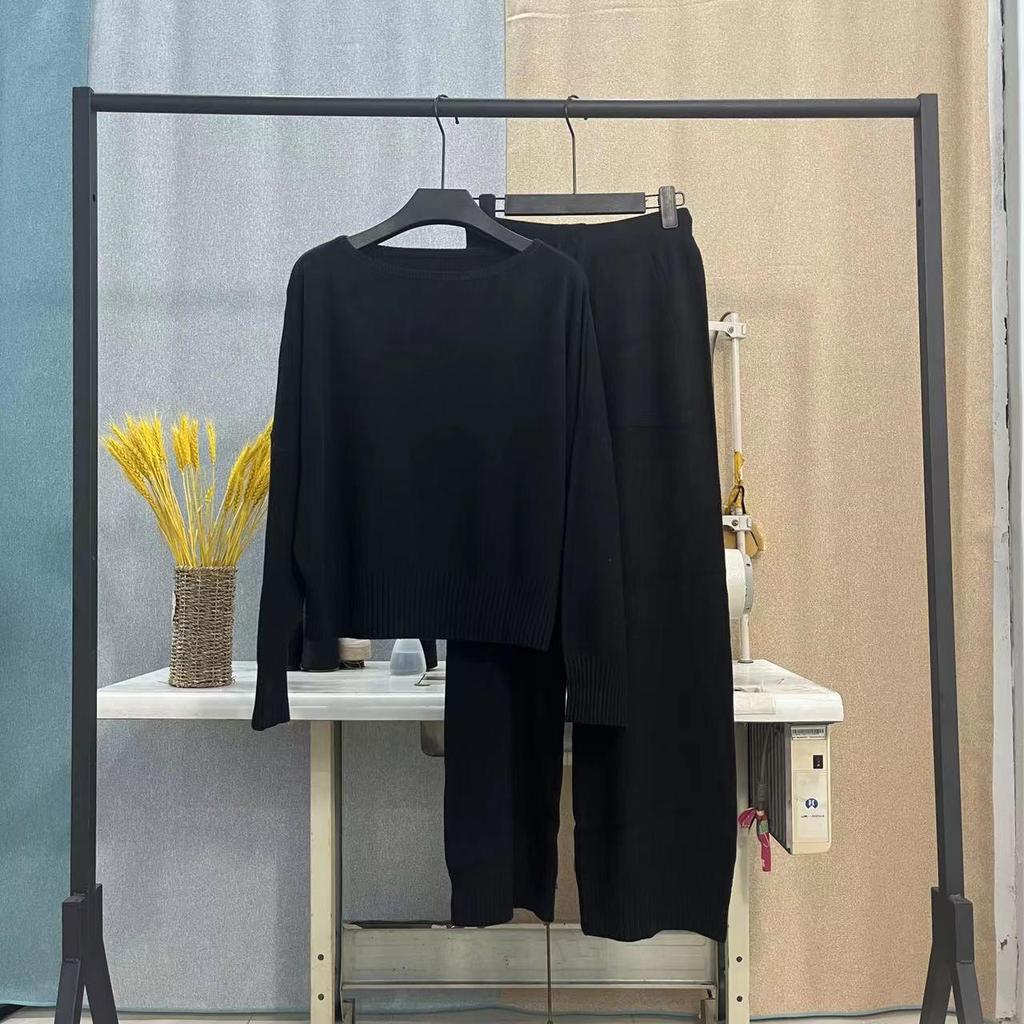 Женский вязаный костюм-двойка: Комплект из свободного свитера с рукавами «летучая мышь» и широких брюк осень/зима 2024 г.