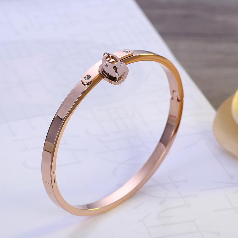 Ювелирные изделия из браслета из нержавеющей стали с подвесным замком и подвеской в виде головы