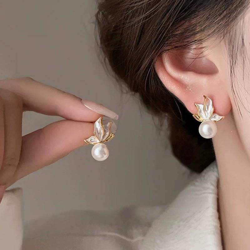 @Special French temperament butterfly pearl stud earrings design light luxury high temperament earrings versatile earrings