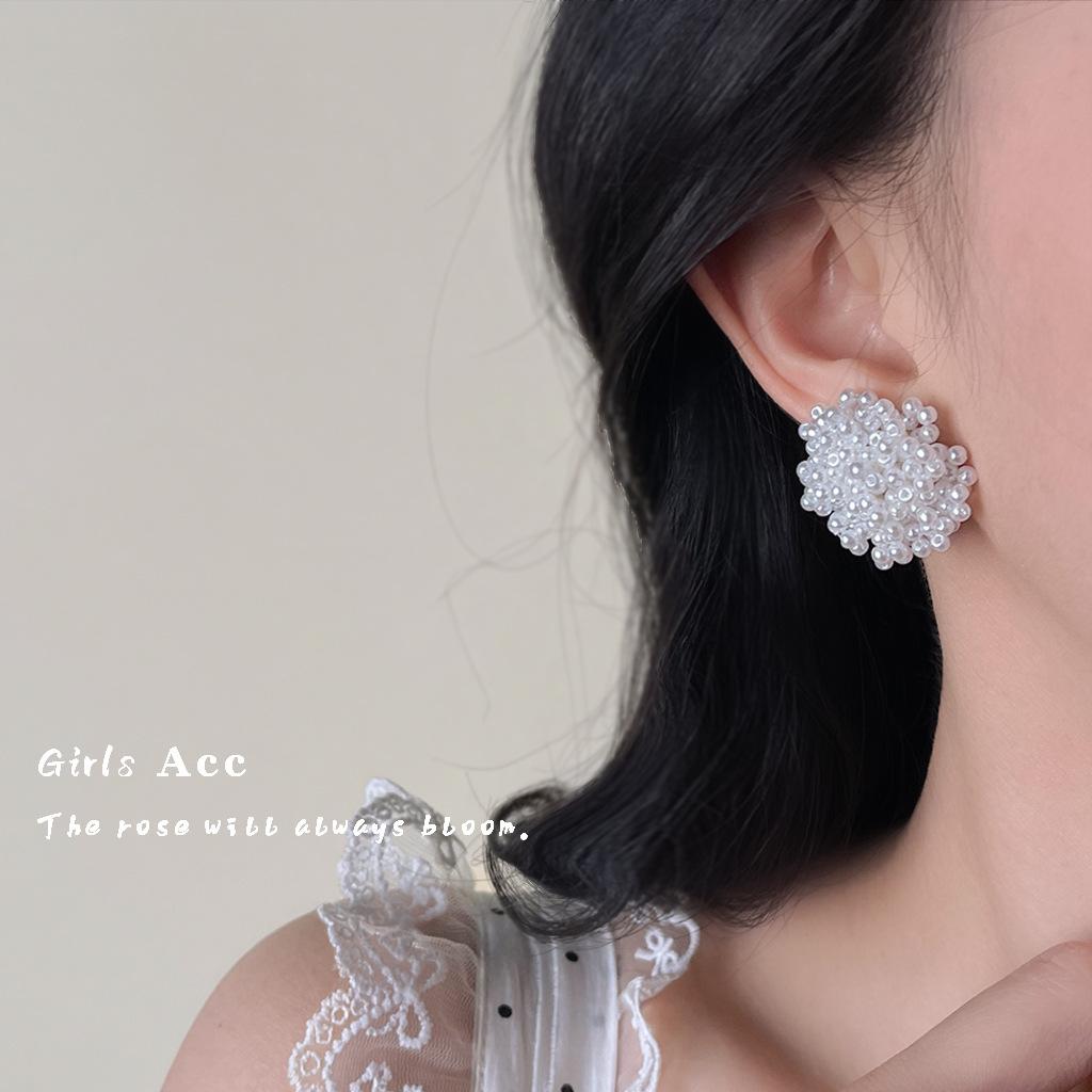 Light Luxury Heavy-Duty Shiny Floral Earrings: Artistic Retro Style Stud Earrings with High-End Feel for Brides