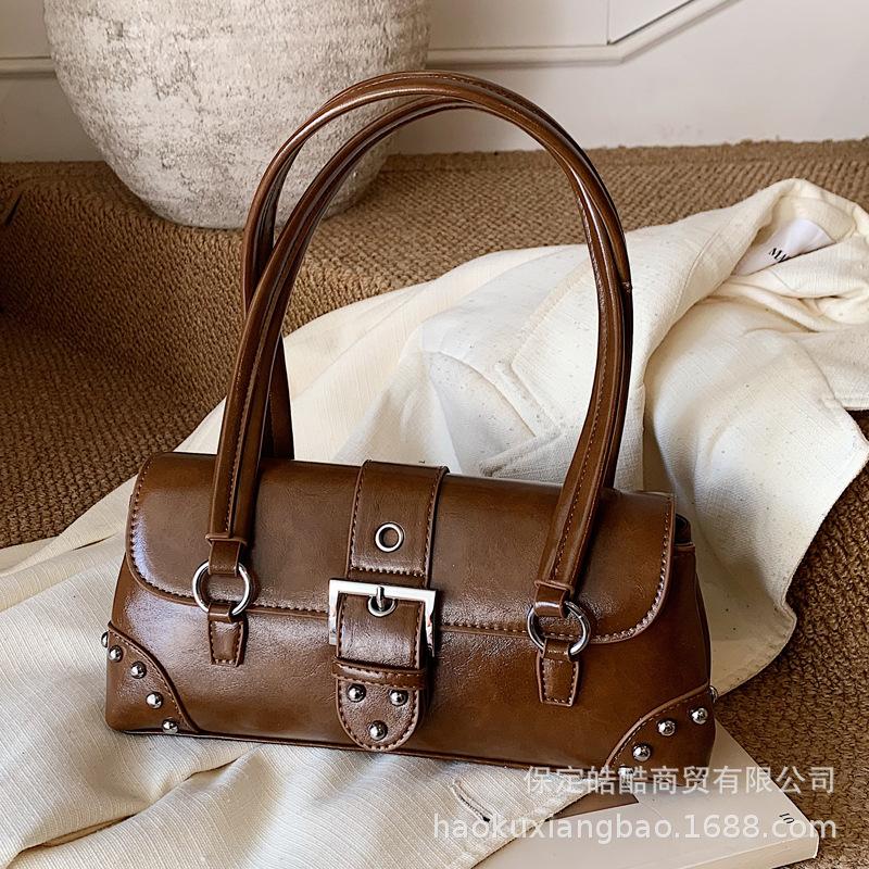 Ретро сумка женская большой вместимости 2025 новая осень и зима универсальная нишевый дизайн на одно плечо подмышку сумка для通勤 сумка-подушка