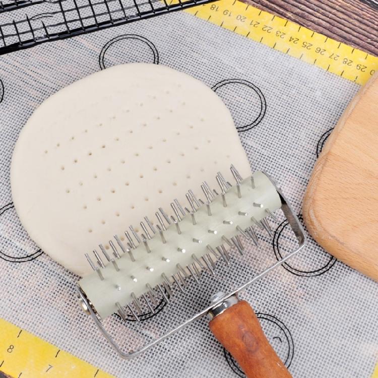 Kitchen Pizza Dough Docker Wood Handle Stainless Steel Pizza Roller Pin Wheel Hole Puncher for Home Baking Enthusiasts