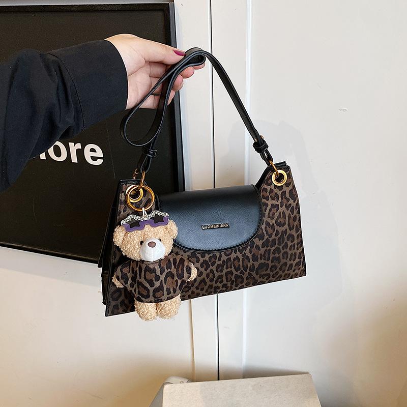 Сумка с леопардовым принтом женская большой вместимости 2025 новая осенне-зимняя универсальная нишевая сумка на плечо/подмышку сумка-багет для通勤/мессенджер