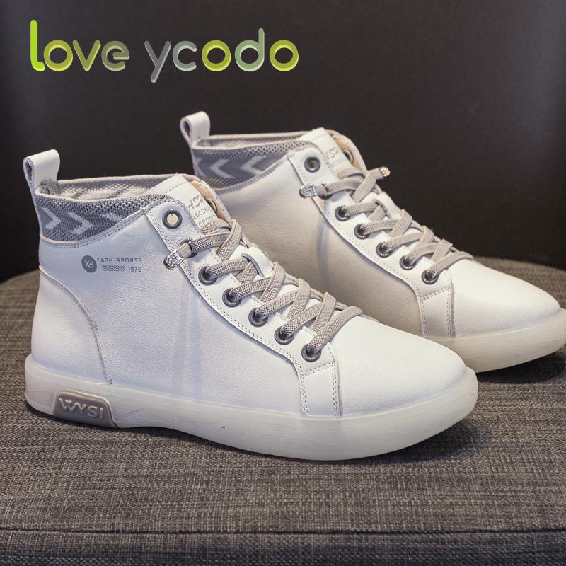 Пара женских осенне-зимних стильных и удобных ботильонов из натуральной кожи на плоской подошве