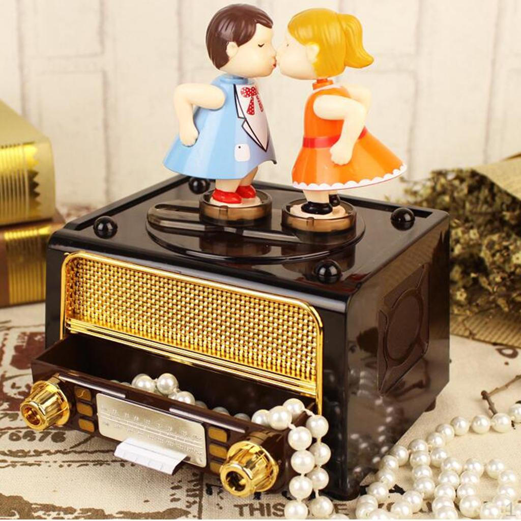 Romantic Couple Model Mechanical Music Box Gift Choosing