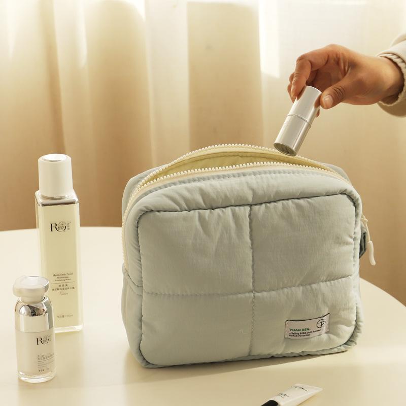 New Design Quilt Quilted Nylon Fluffy Shockproof Cosmetic Bag Cosmetic Storage Female Portable Makeup Bag Travel Vanity Wash Bag