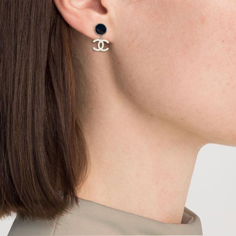 Chanel [23 новинки ранней весны] модные трендовые серьги из сплава женские белые
