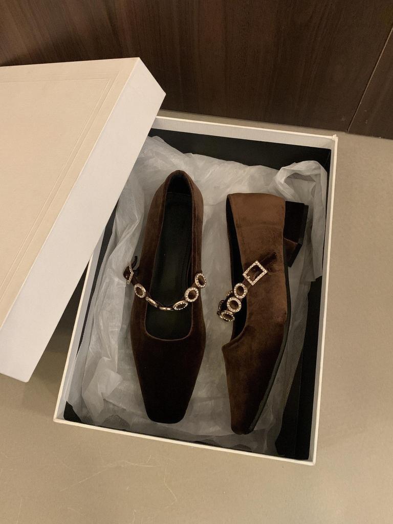 Французские туфли Мэри Джейн с золотой монетой и стразами, маленькие одинарные туфли, 2024 осень, новые, ретро, золотистый бархат, низкий каблук, универсальные женские туфли с квадратным носком