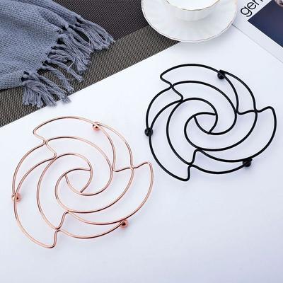 Коврик для стола из кованого железа в форме розы, черный, изолированный, окрашенный металлом, с высокими ножками, кухонный коврик для хранения вещей, стойка для столешницы