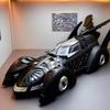1:18 Бэтмобиль 1995 года Металлический Автомобиль Литье под Давлением и Игрушечные Транспортные Средства Модель Автомобиля Миниатюрная Масштабная Модель Автомобиля Игрушки Для Детей